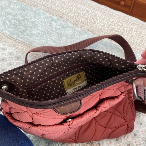 Fossil cross body purse with full zipper to close - Picture 2 of 2